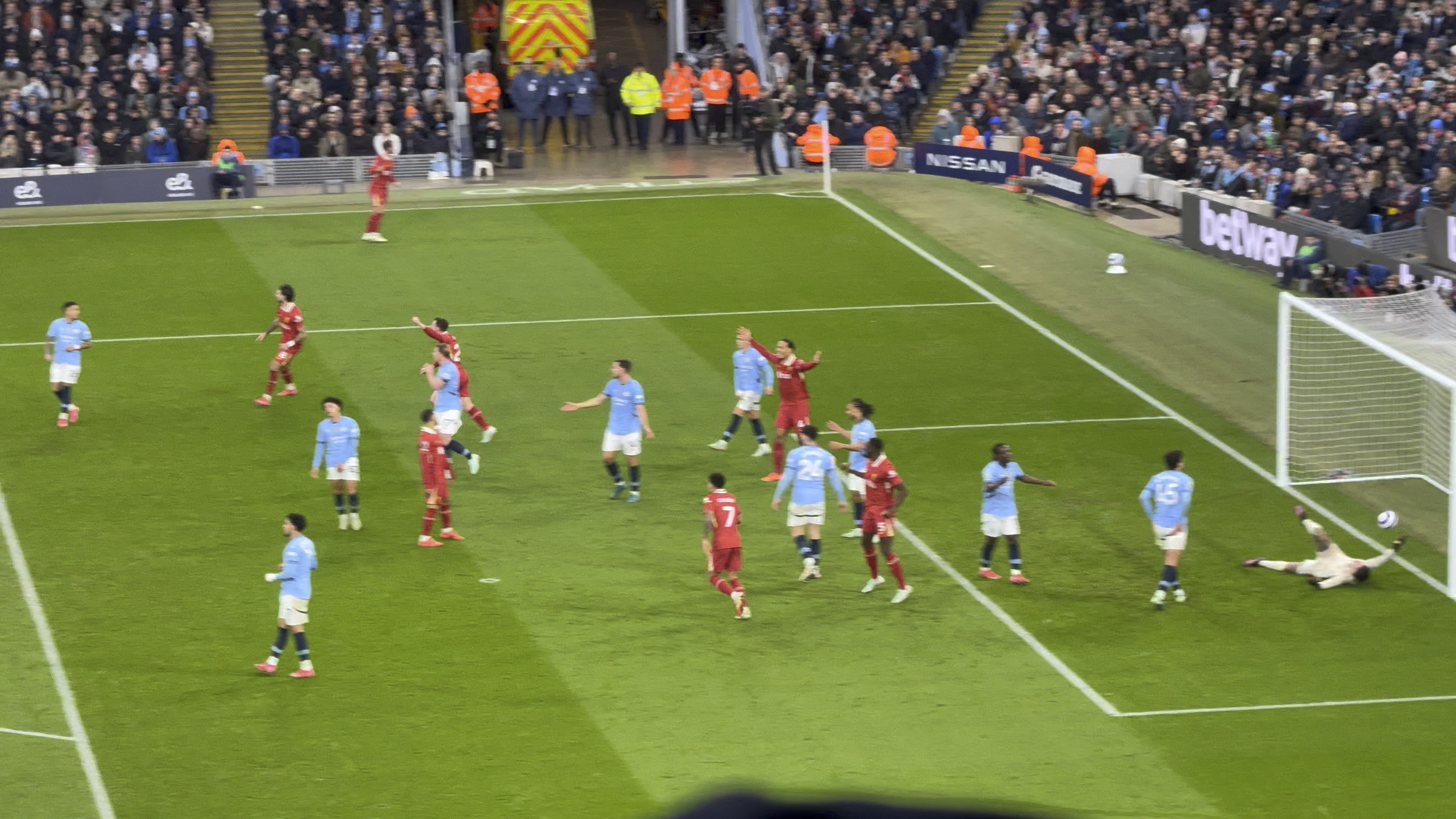 关于重返赛场引发热议！，萨拉赫在切尔西比赛中战术调整观众掌声雷动的信息